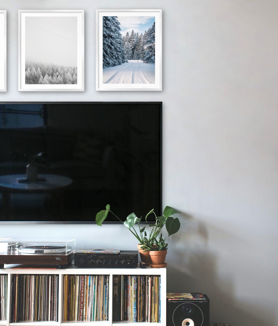 Tre silvriga tavlor i storleken 40x50 ovanför en TV