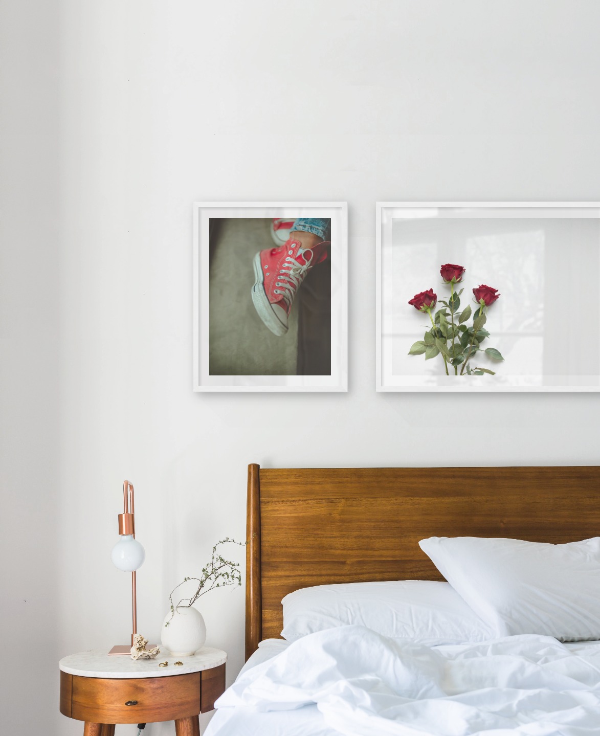 Tavelvägg med ramar i vitt i storlekar 40x50 och 50x70 med posters med "Röda skor" och "Röda rosor"