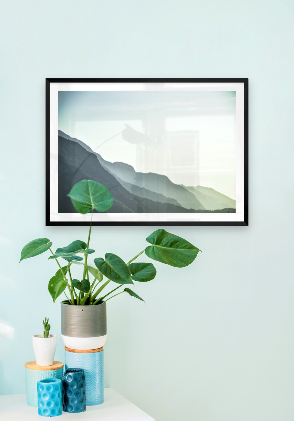 Tavelvägg med ram i svart i storlek 50x70 med poster med "Dimmigt berg"