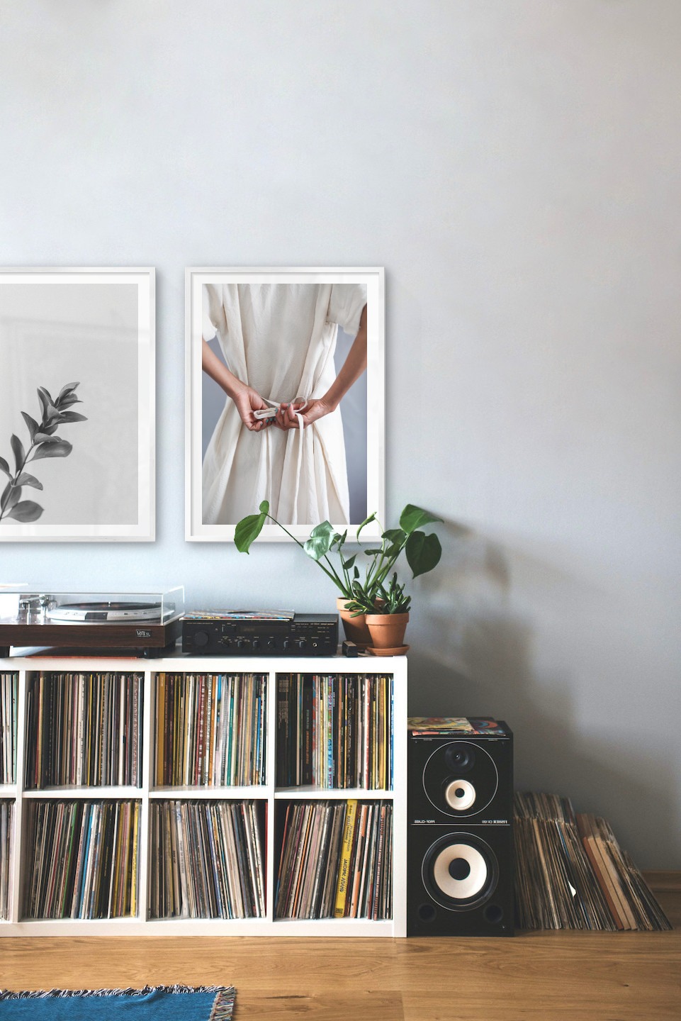 Tavelvägg med ramar i silver i storlekar 50x70 med posters med "Kvist" och "Klänning med midjeband"