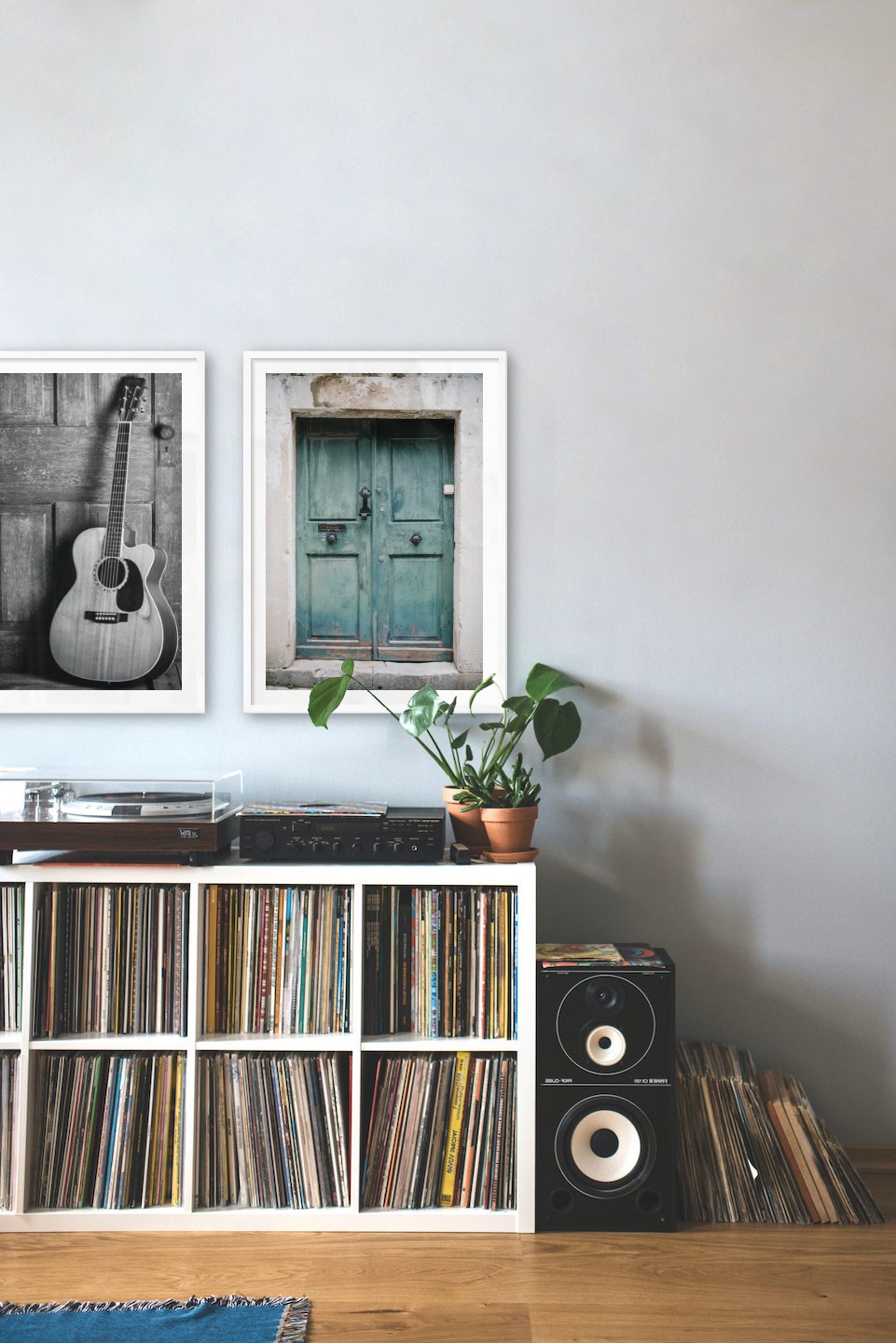 Tavelvägg med ramar i vitt i storlekar 50x70 med posters med "Gitarr" och "Dörr"
