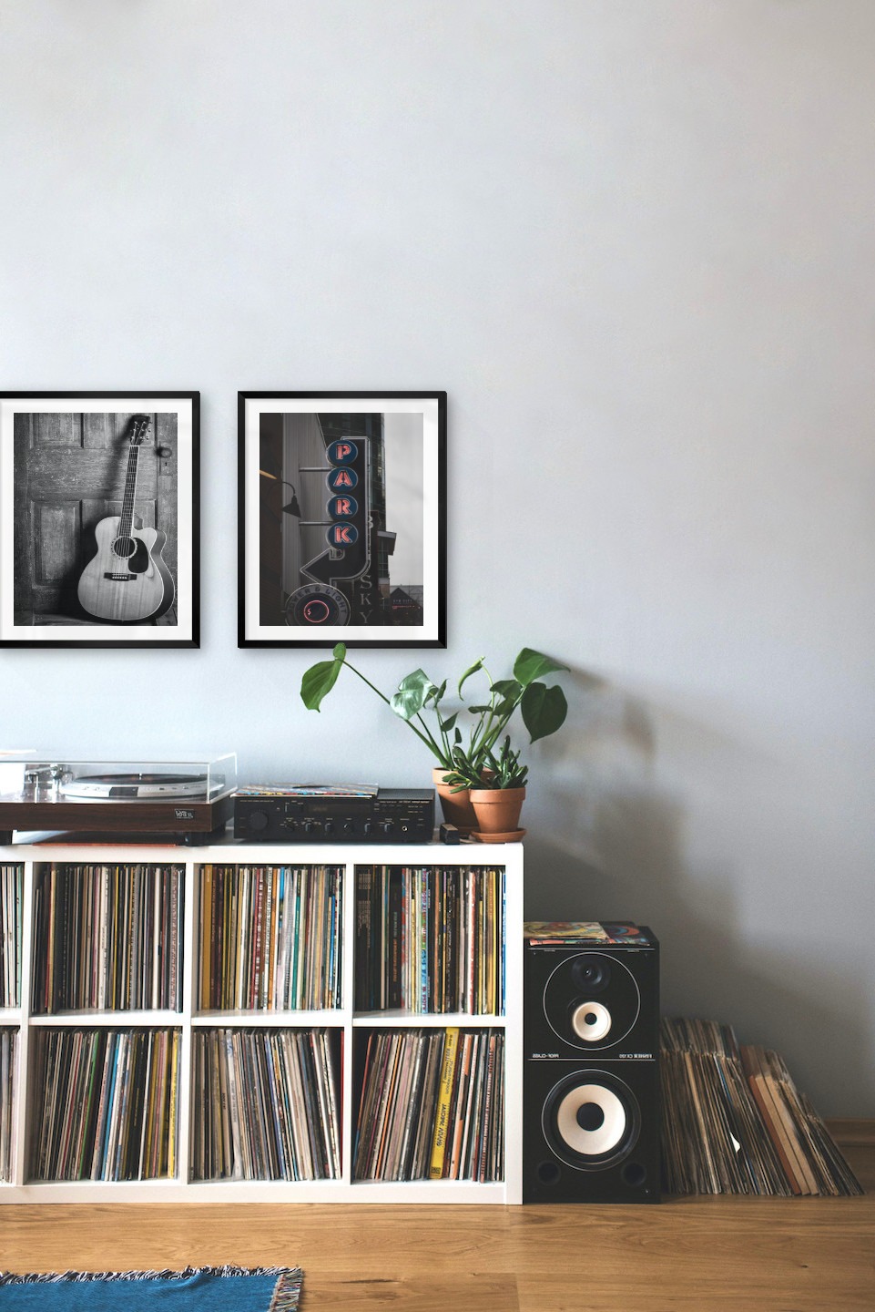 Tavelvägg med ramar i svart i storlekar 40x50 med posters med "Gitarr" och "Skylt "Park""