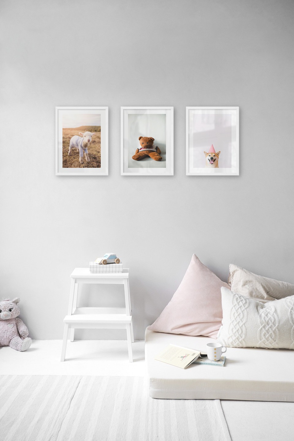 Tavelvägg med ramar i vitt i storlekar 30x40 med posters med "Lamm", "Brun nalle" och "Hund med rosa hatt"