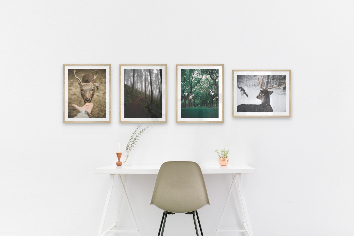 Tavelvägg med ramar i trä i storlekar 40x50 med posters med "Mata en hjort", "Skogsväg", "Grönska och träd" och "Hjort i snön"