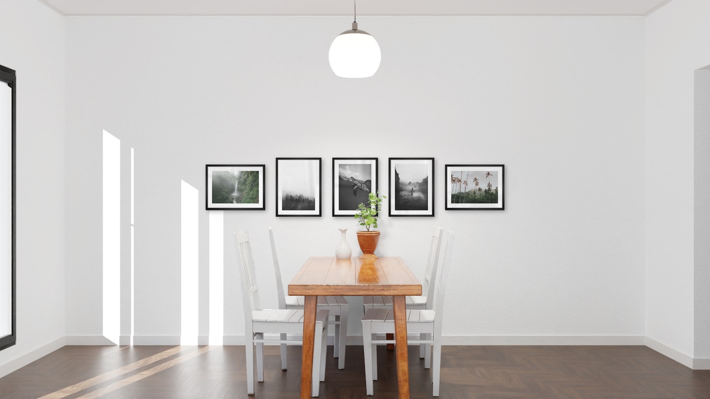 Tavelvägg med ramar i svart i storlekar 30x40 med posters med "Vattenfall i skog", "Dimmiga trätoppar", "Sköldpadda", "Regnig stad" och "Palmer och berg"