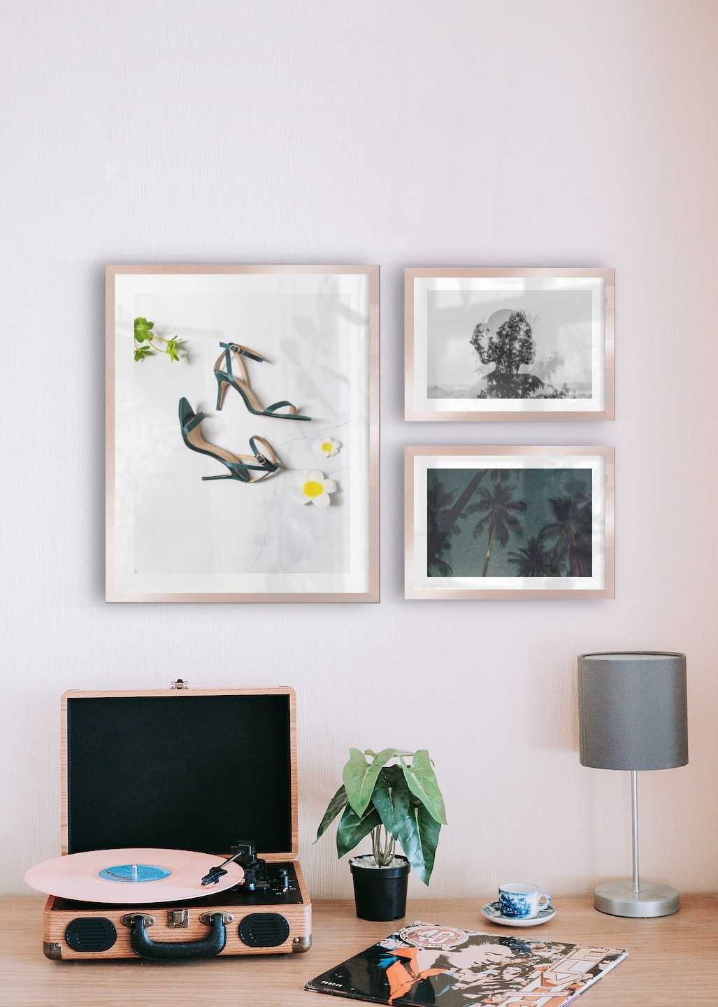 Tavelvägg med ramar i koppar i storlekar 40x50 och 21x30 med posters med "Klackskor", "Träd och silhuett" och "Palmer och natthimmel"