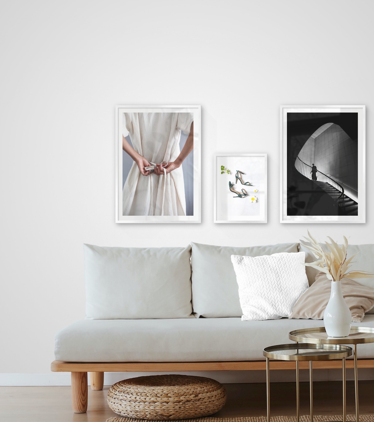 Tavelvägg med ramar i silver i storlekar 50x70 och 30x40 med posters med "Klänning med midjeband", "Klackskor" och "Trappuppgång"