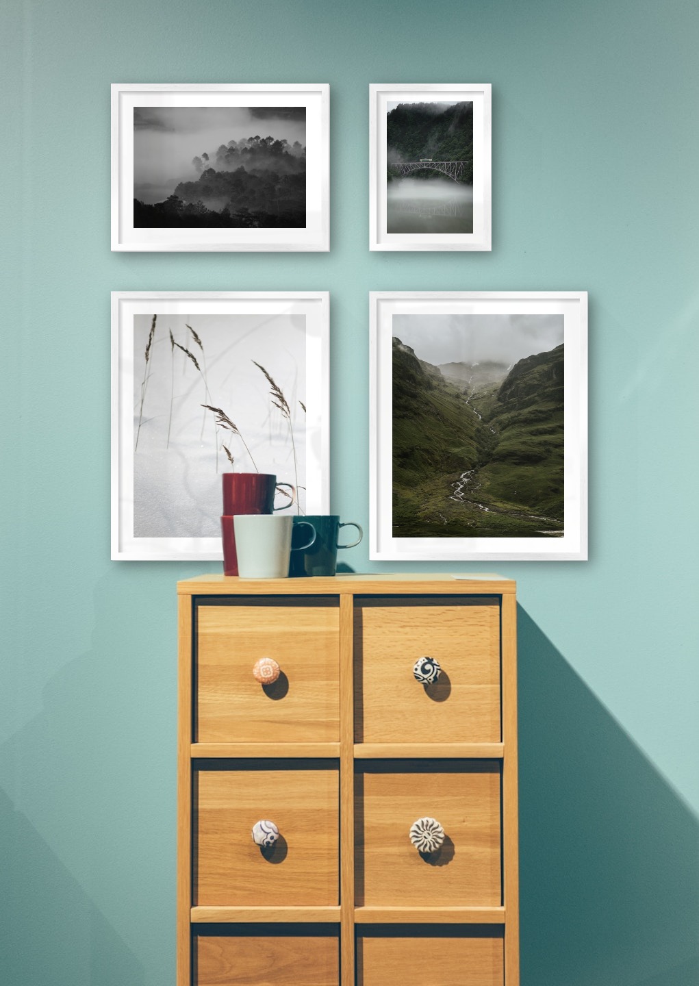 Tavelvägg med ramar i silver i storlekar 40x50, 30x40 och 21x30 med posters med "Vass i snön", "Bäck i dal", "Dimmiga trätoppar" och "Tåg över bro"