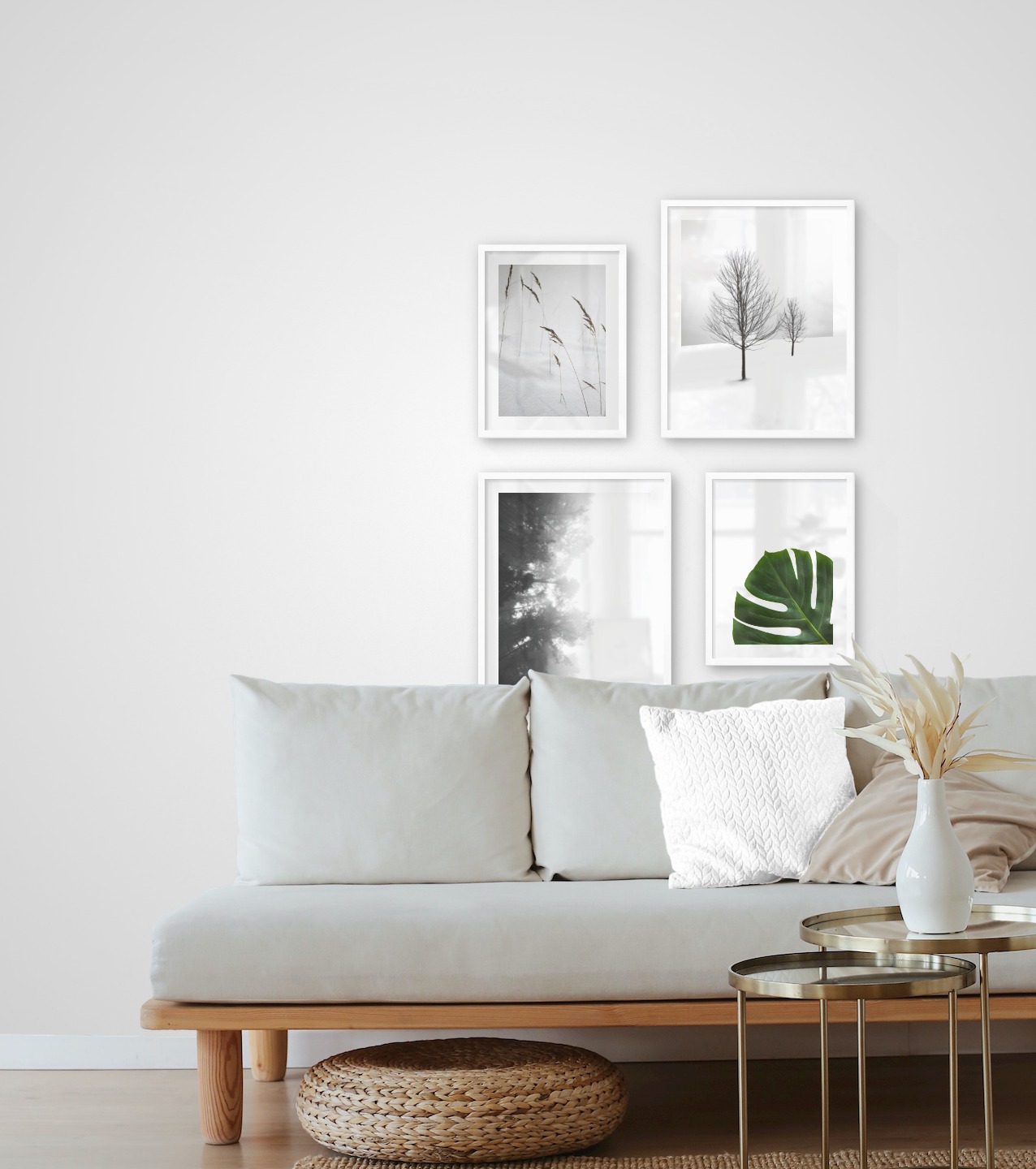 Tavelvägg med ramar i vitt i storlekar 30x40 och 40x50 med posters med "Vass i snön", "Träd i snön", "Dimmiga trätoppar från sidan" och "Växt"