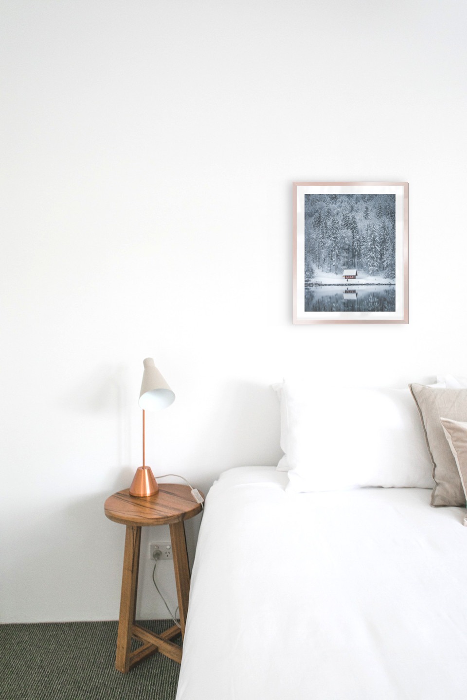 Tavelvägg med ram i koppar i storlek 40x50 med poster med "Stuga vid sjö"