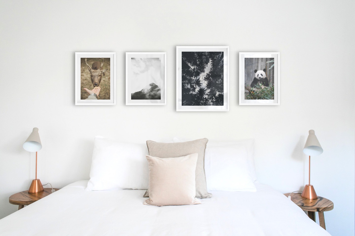 Tavelvägg med ramar i vitt i storlekar 30x40 och 40x50 med posters med "Mata en hjort", "Träd och berg i dimma", "Trätoppar och fåglar" och "Panda"