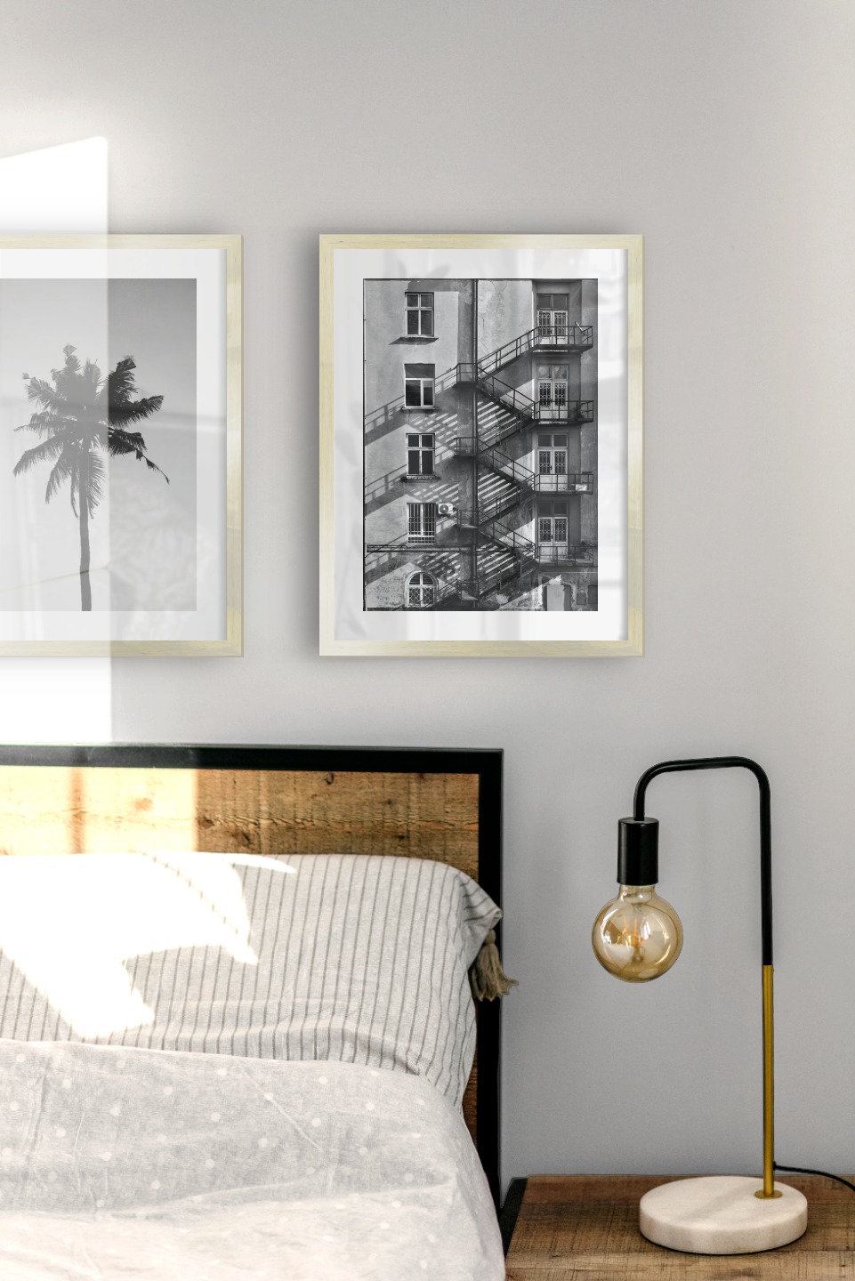 Tavelvägg med ramar i guld i storlekar 30x40 med posters med "Palm" och "Trappa på fasad"