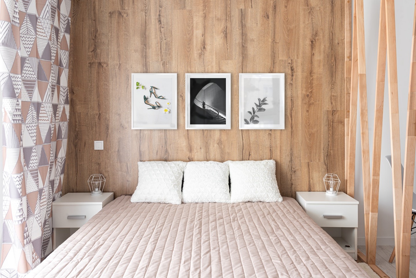 Tavelvägg med ramar i silver i storlekar 40x50 med posters med "Klackskor", "Trappuppgång" och "Kvist"