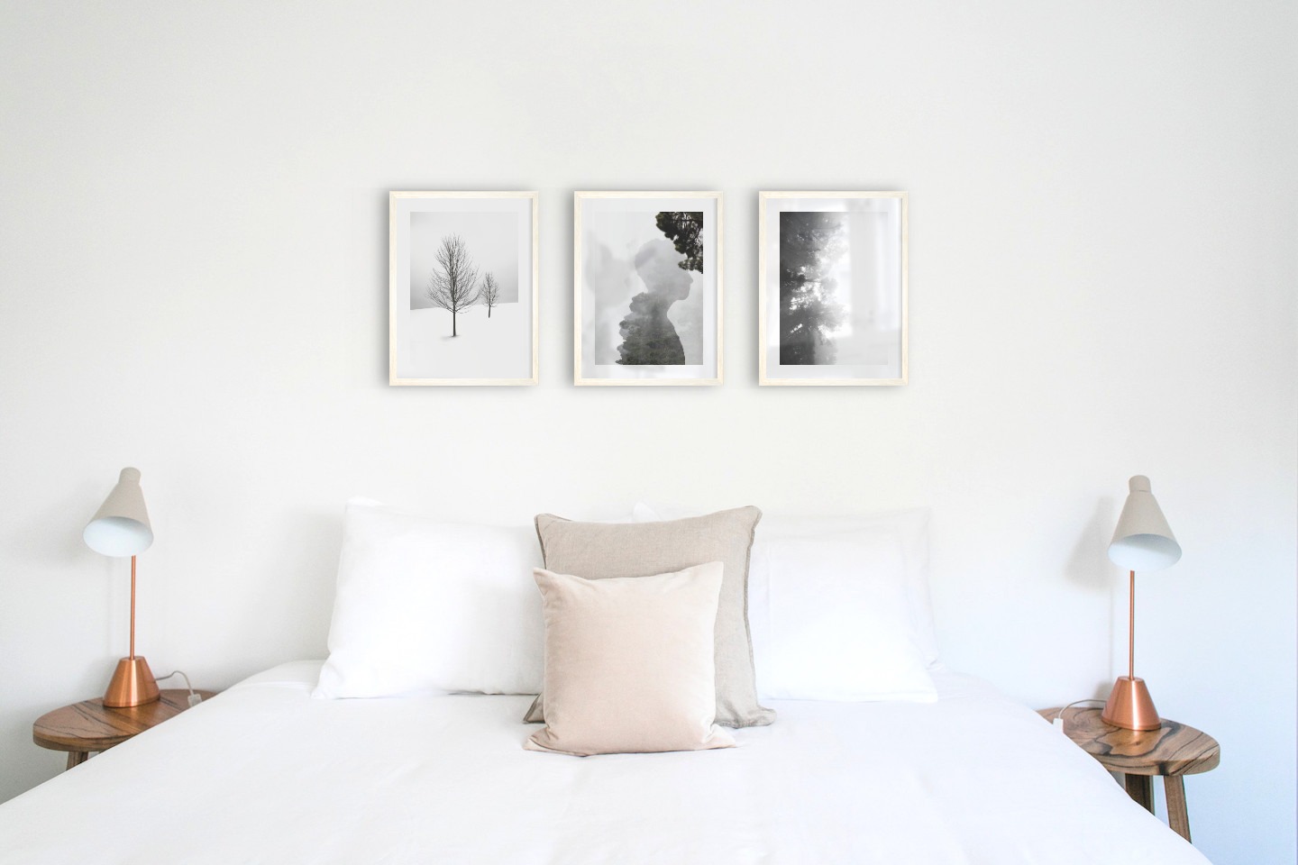 Tavelvägg med ramar i ljust trä i storlekar 30x40 med posters med "Träd i snön", "Silhuett och träd" och "Dimmiga trätoppar från sidan"