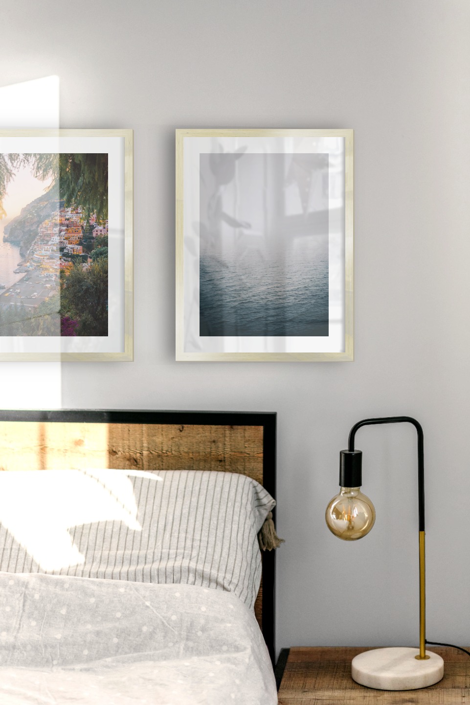 Tavelvägg med ramar i guld i storlekar 30x40 med posters med "Stad vid havet" och "Dimma över havet"