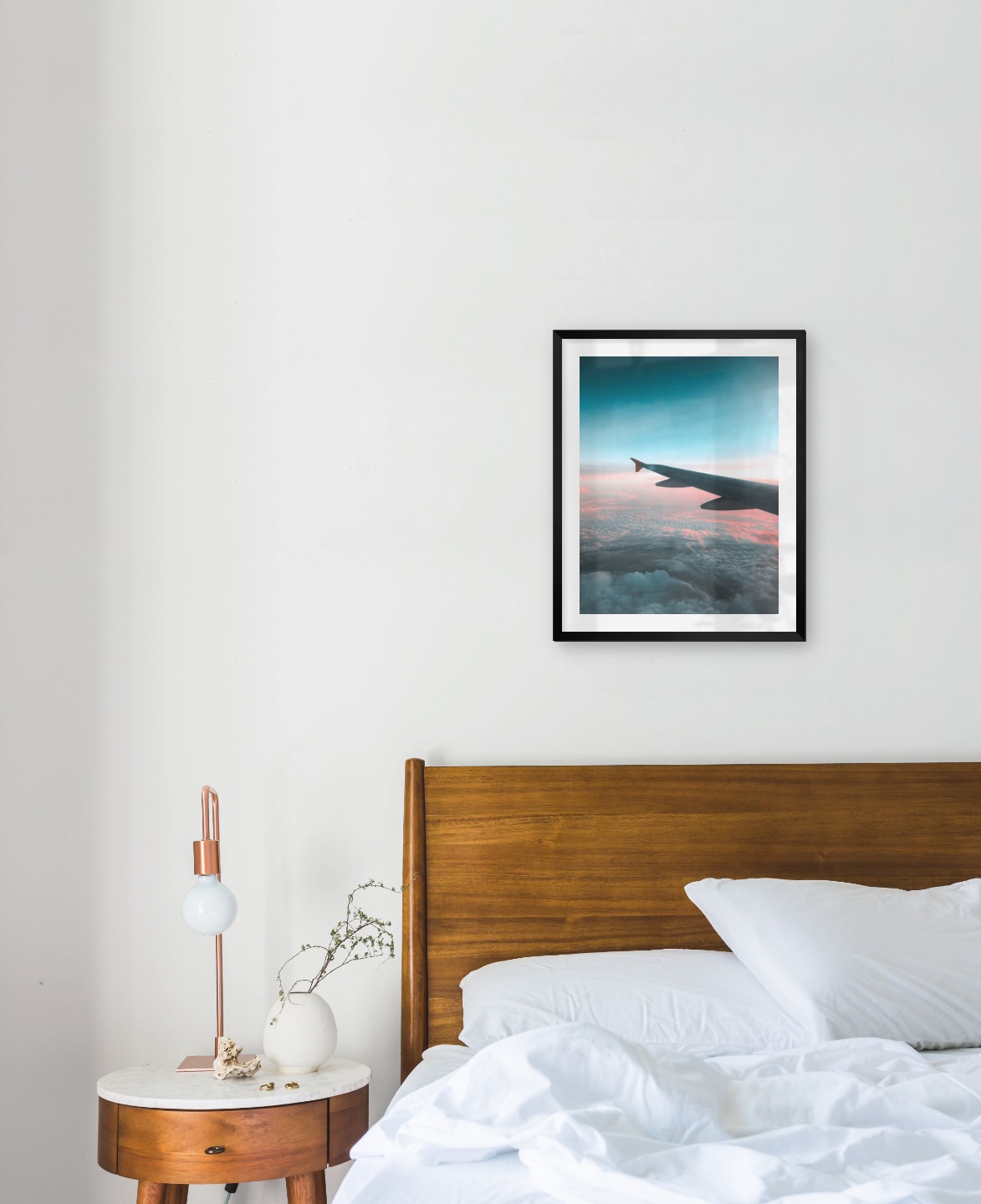 Tavelvägg med ram i svart i storlek 40x50 med poster med "Ovanför molnen"