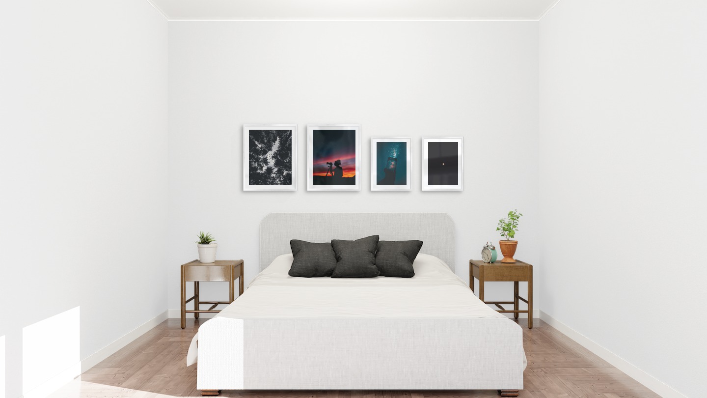Tavelvägg med ramar i silver i storlekar 40x50 och 30x40 med posters med "Trätoppar och fåglar", "Fotograf i natten", "Burk framför rymden" och "Månen"