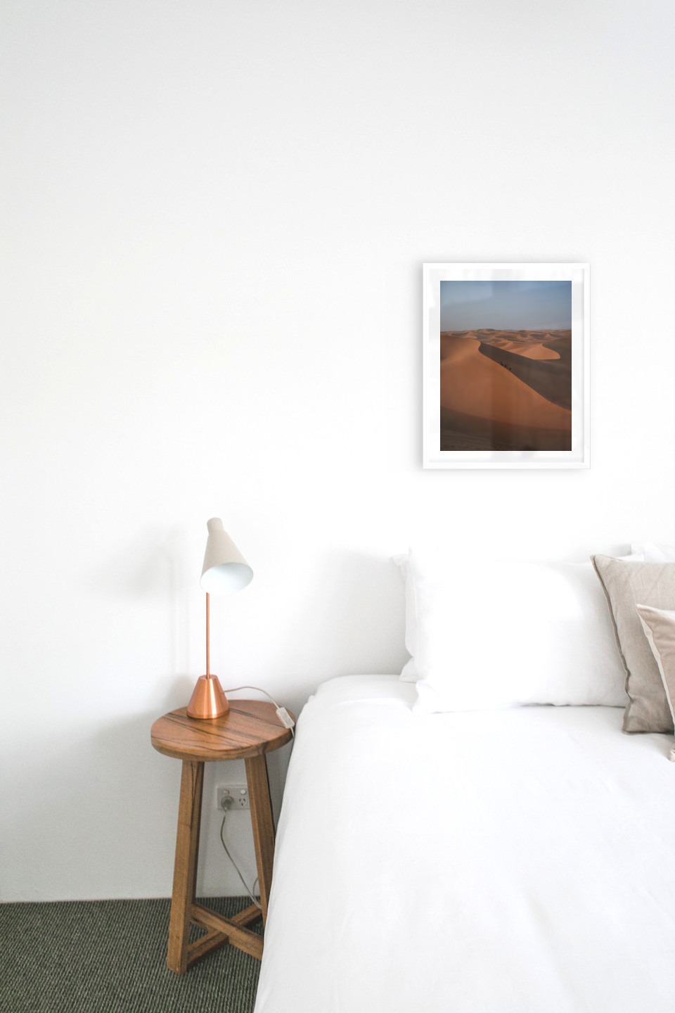 Tavelvägg med ram i vitt i storlek 40x50 med poster med "Öken"