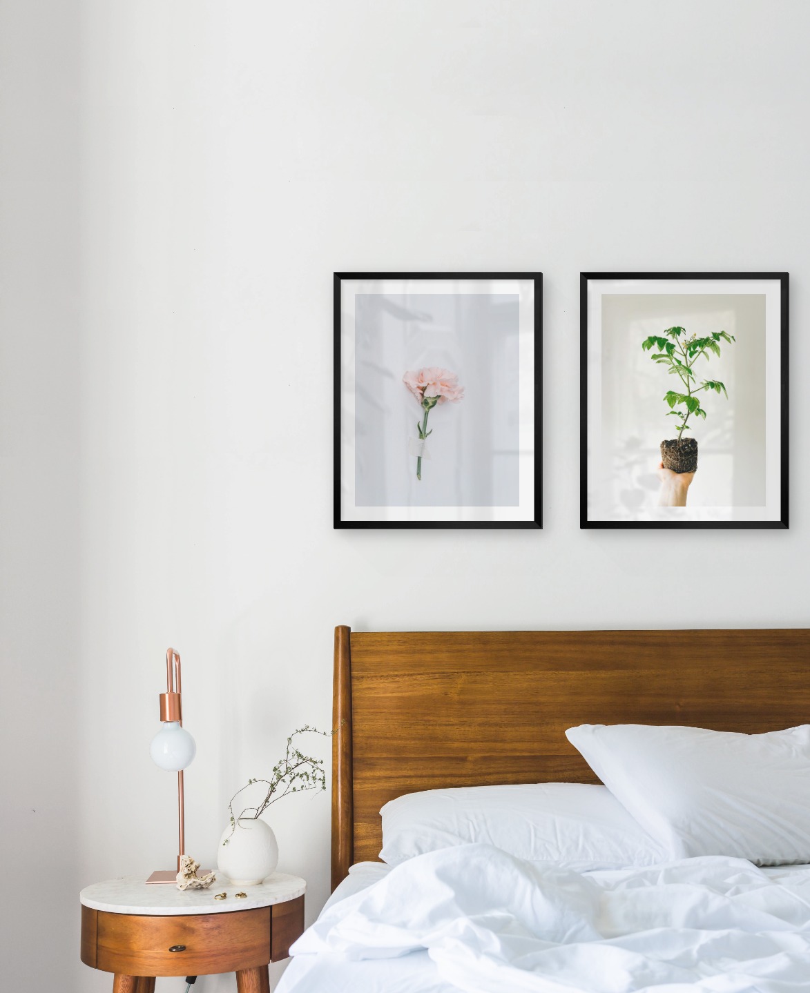 Tavelvägg med ramar i svart i storlekar 40x50 med posters med "Rosa blomma" och "Planta"