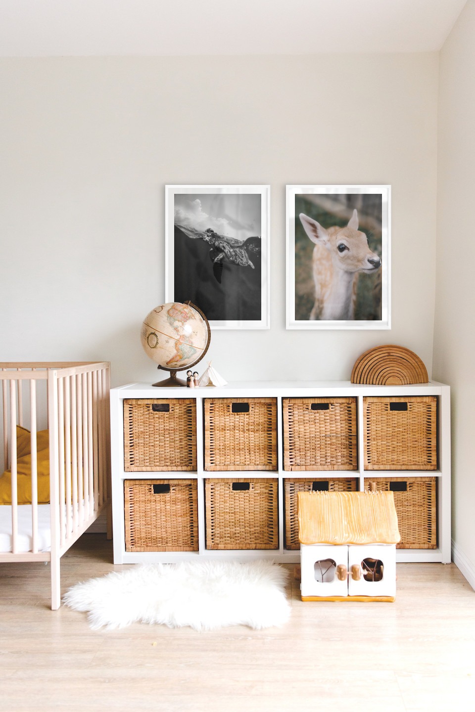 Tavelvägg med ramar i vitt i storlekar 50x70 med posters med "Sköldpadda" och "Hjort"