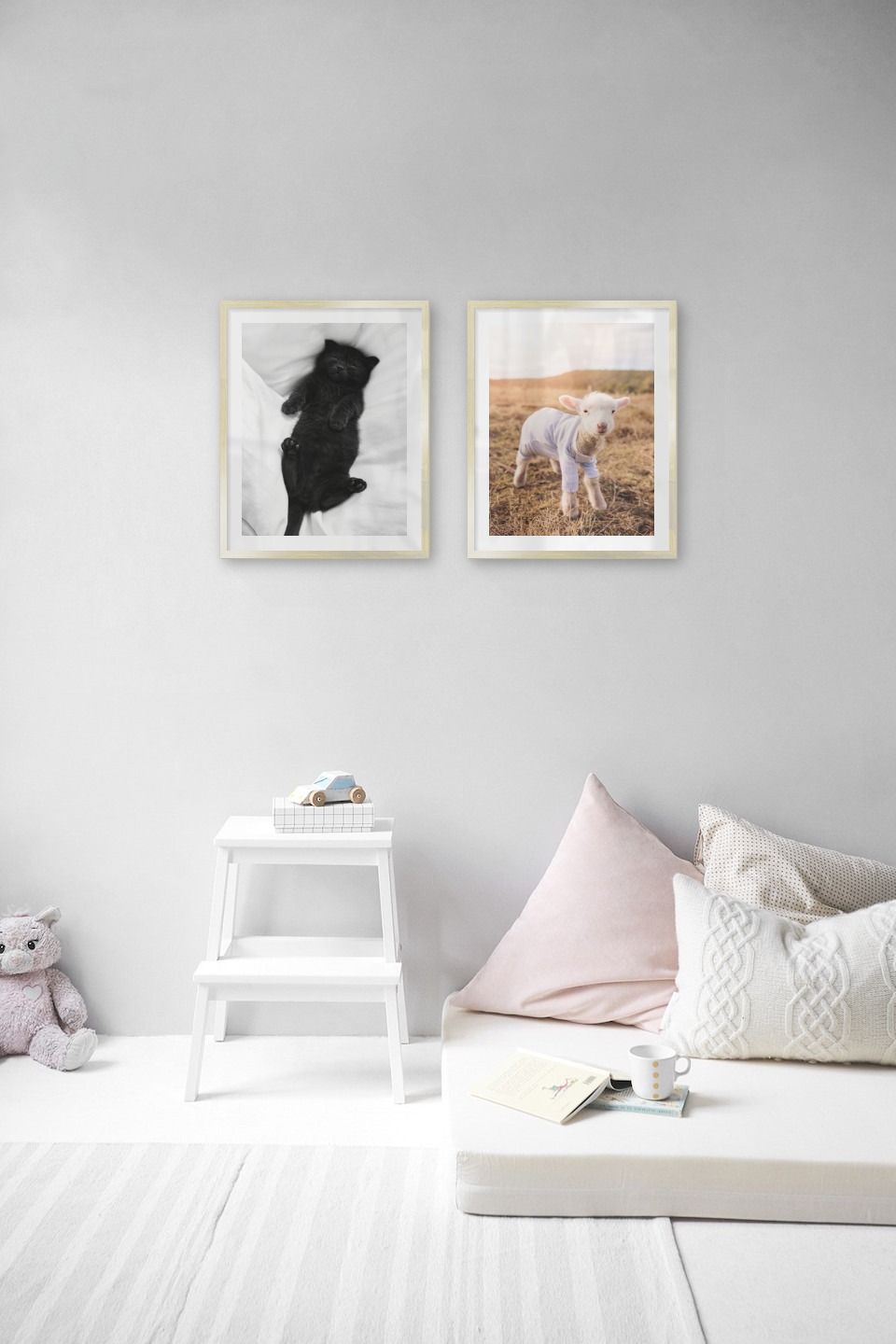 Tavelvägg med ramar i guld i storlekar 40x50 med posters med "Katt i säng" och "Lamm"