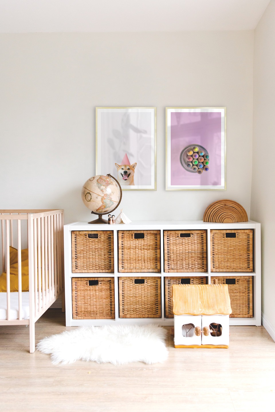Tavelvägg med ramar i guld i storlekar 50x70 med posters med "Hund med rosa hatt" och "Pennor i burk"