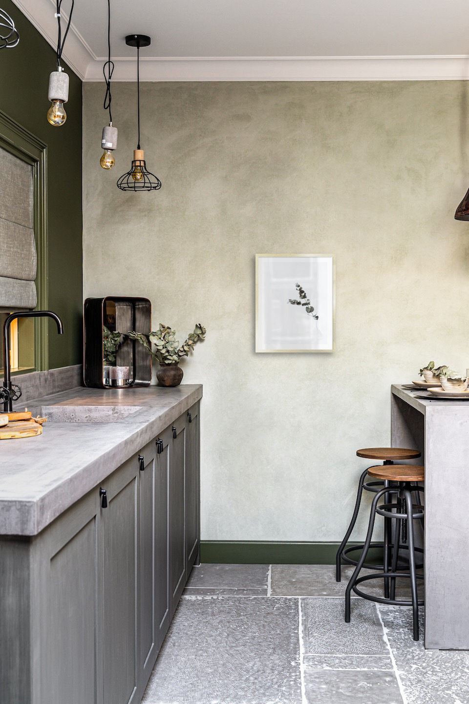 Tavelvägg med ram i guld i storlek 40x50 med poster med "Gren i vas"