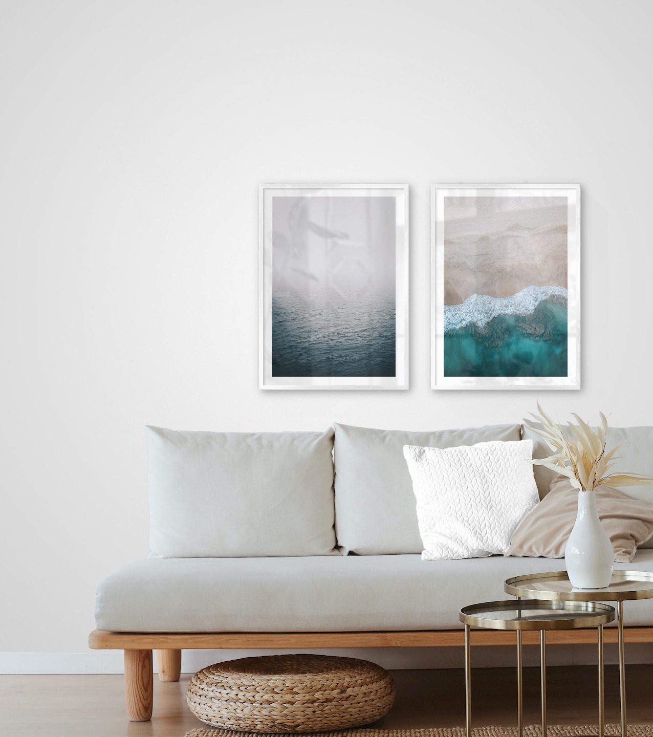Tavelvägg med ramar i silver i storlekar 50x70 med posters med "Dimma över havet" och "Strand ovanifrån"
