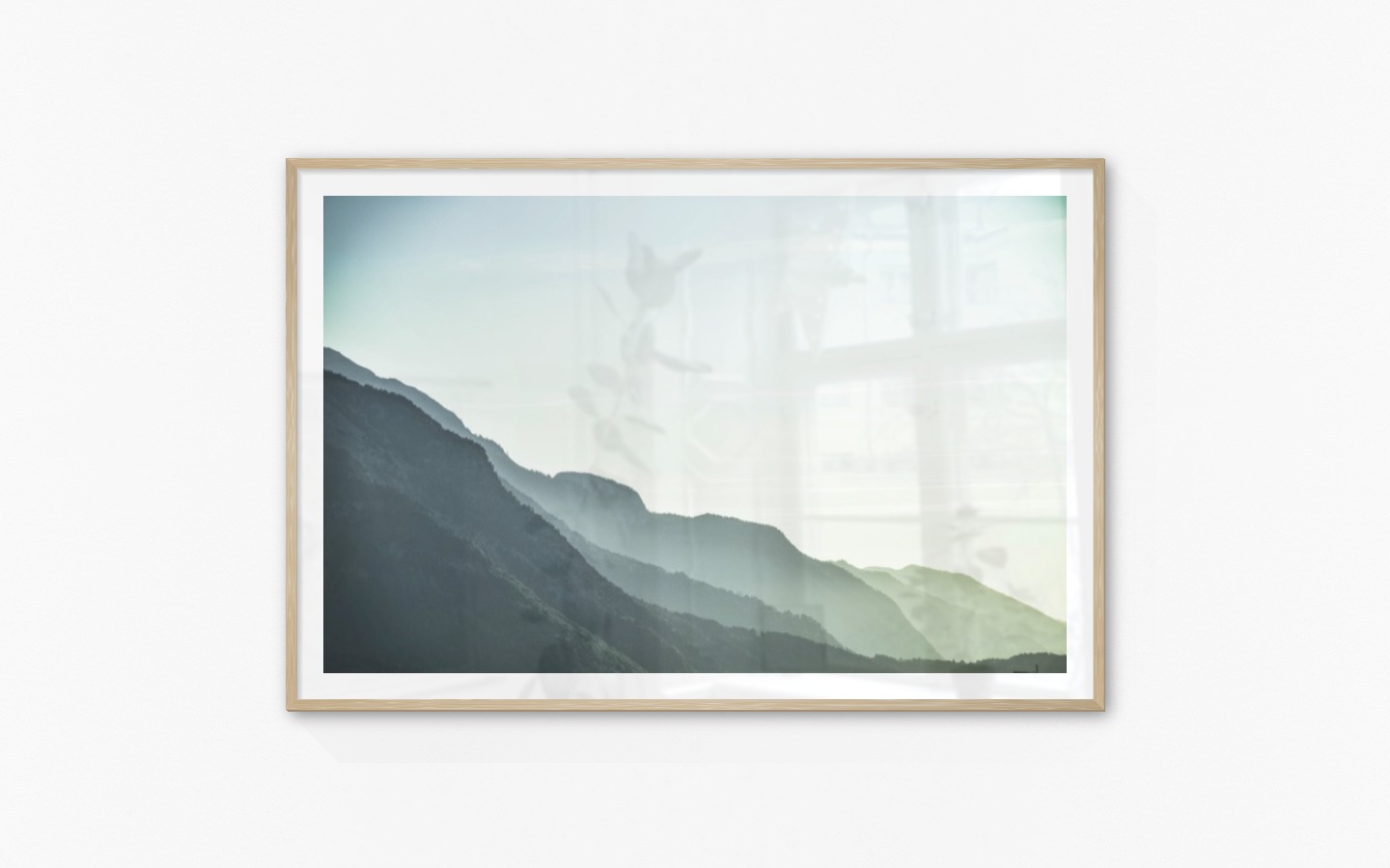 Tavelvägg med ram i trä i storlek 100x150 med poster med "Dimmigt berg"
