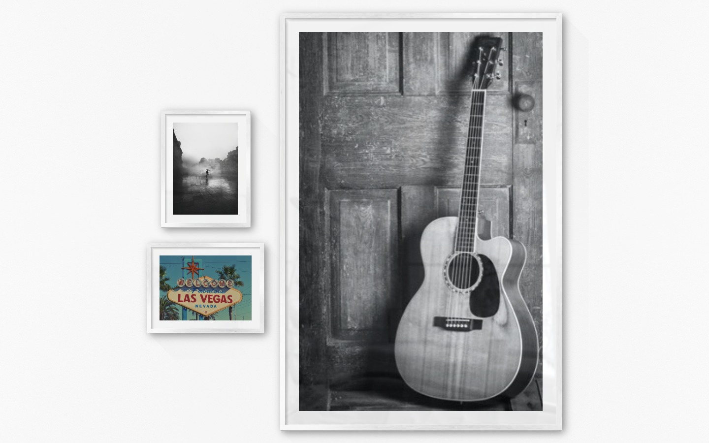 Tavelvägg med ramar i silver i storlekar 30x40 och 100x150 med posters med "Regnig stad", "Las Vegas-skylt" och "Gitarr"