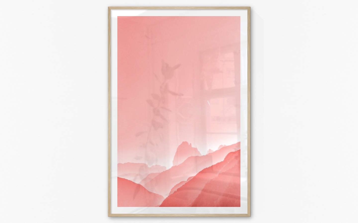 Tavelvägg med ram i trä i storlek 100x150 med poster med "Rosa himmel"