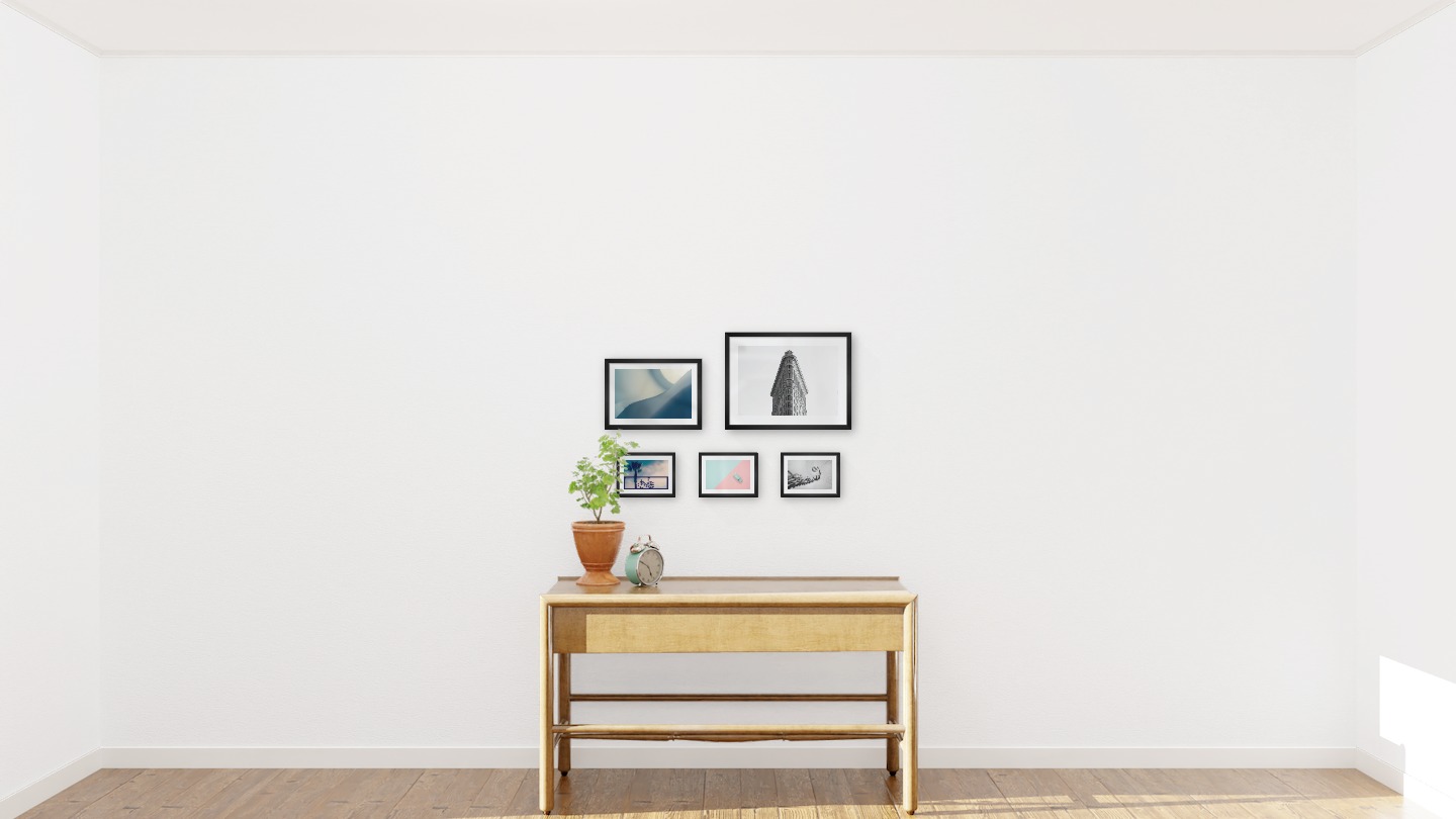 Tavelvägg med ramar i svart i storlekar 21x30, 30x40 och 13x18 med posters med "Blå geometri", "Trekantig byggnad", "Cykel framför himmel", "Blå bil och rosa" och "Cirkulärt trappräcke"