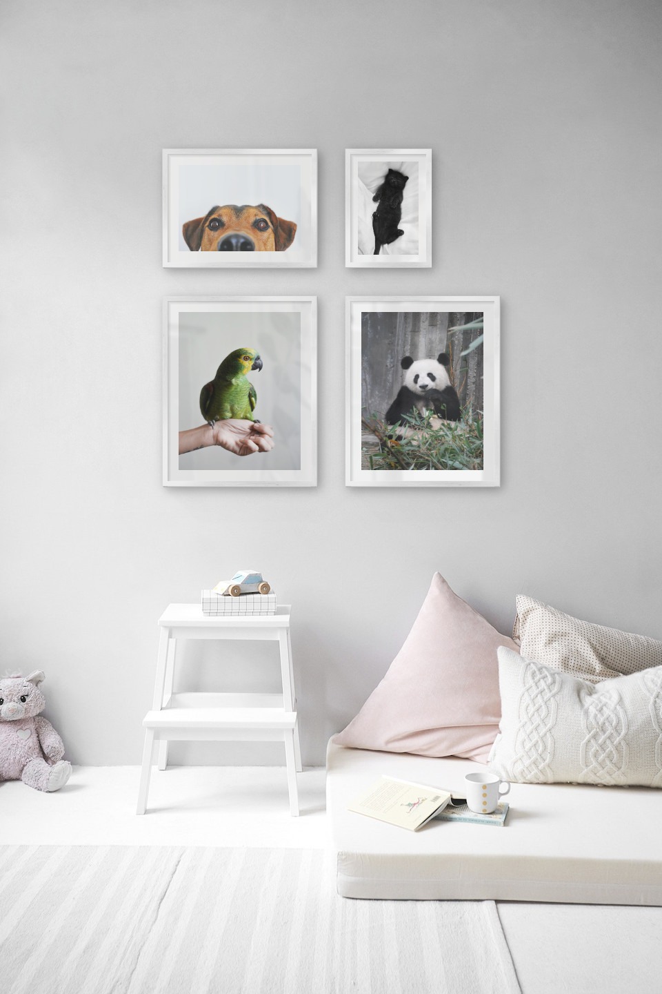 Tavelvägg med ramar i silver i storlekar 40x50, 30x40 och 21x30 med posters med "Grön papegoja", "Panda", "Hundnos" och "Katt i säng"