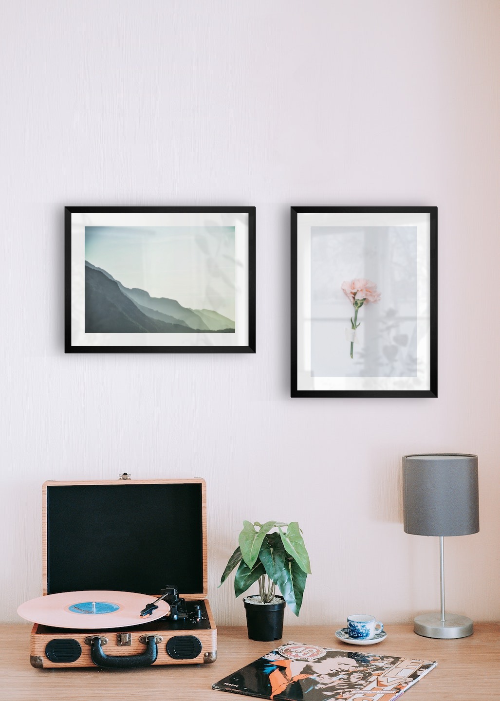 Tavelvägg med ramar i svart i storlekar 30x40 med posters med "Dimmigt berg" och "Rosa blomma"
