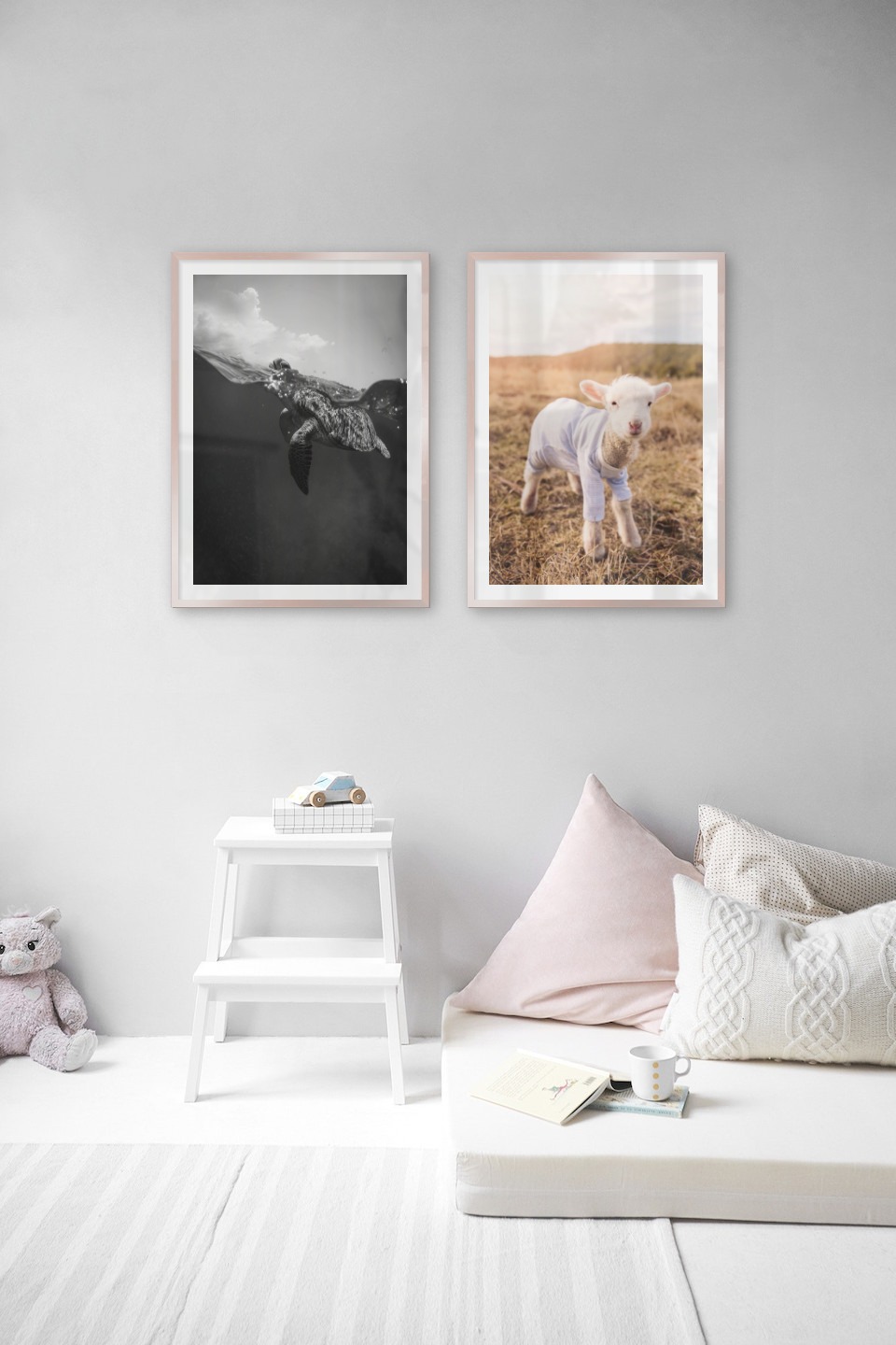 Tavelvägg med ramar i koppar i storlekar 50x70 med posters med "Sköldpadda" och "Lamm"