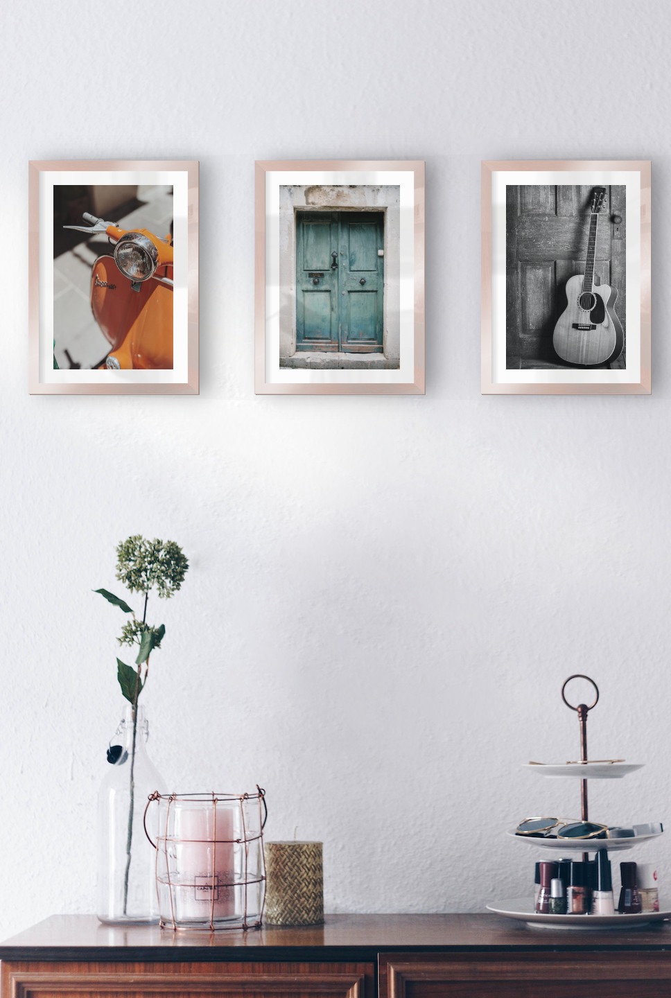 Tavelvägg med ramar i koppar i storlekar 21x30 med posters med "Orange vespa", "Dörr" och "Gitarr"