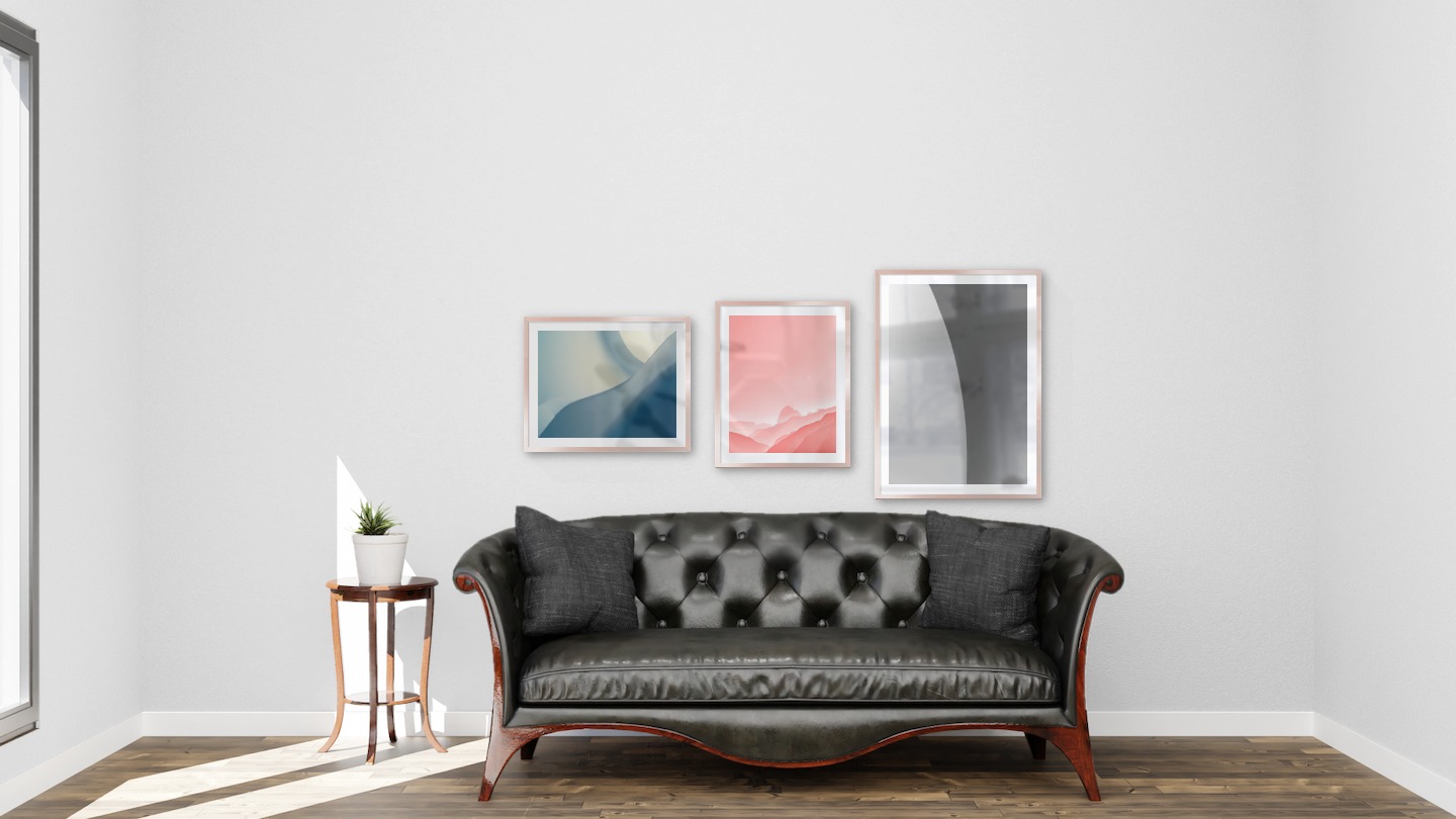 Tavelvägg med ramar i koppar i storlekar 40x50 och 50x70 med posters med "Blå geometri", "Rosa himmel" och "Linje"