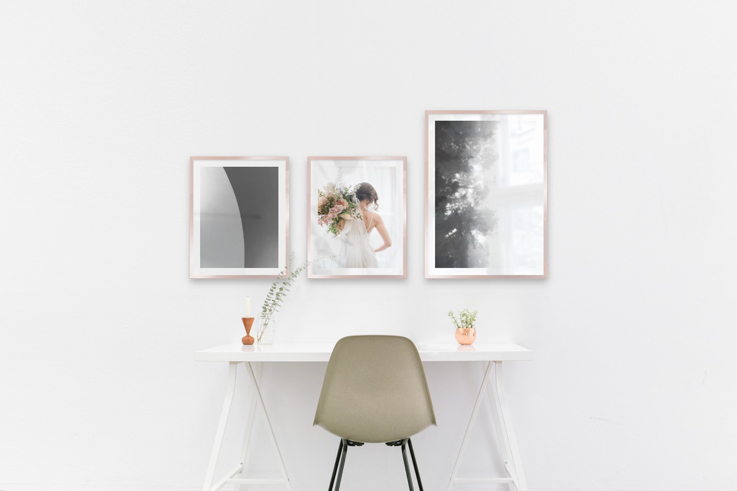 Tavelvägg med ramar i koppar i storlekar 40x50 och 50x70 med posters med "Linje", "Brud och blommor" och "Dimmiga trätoppar från sidan"