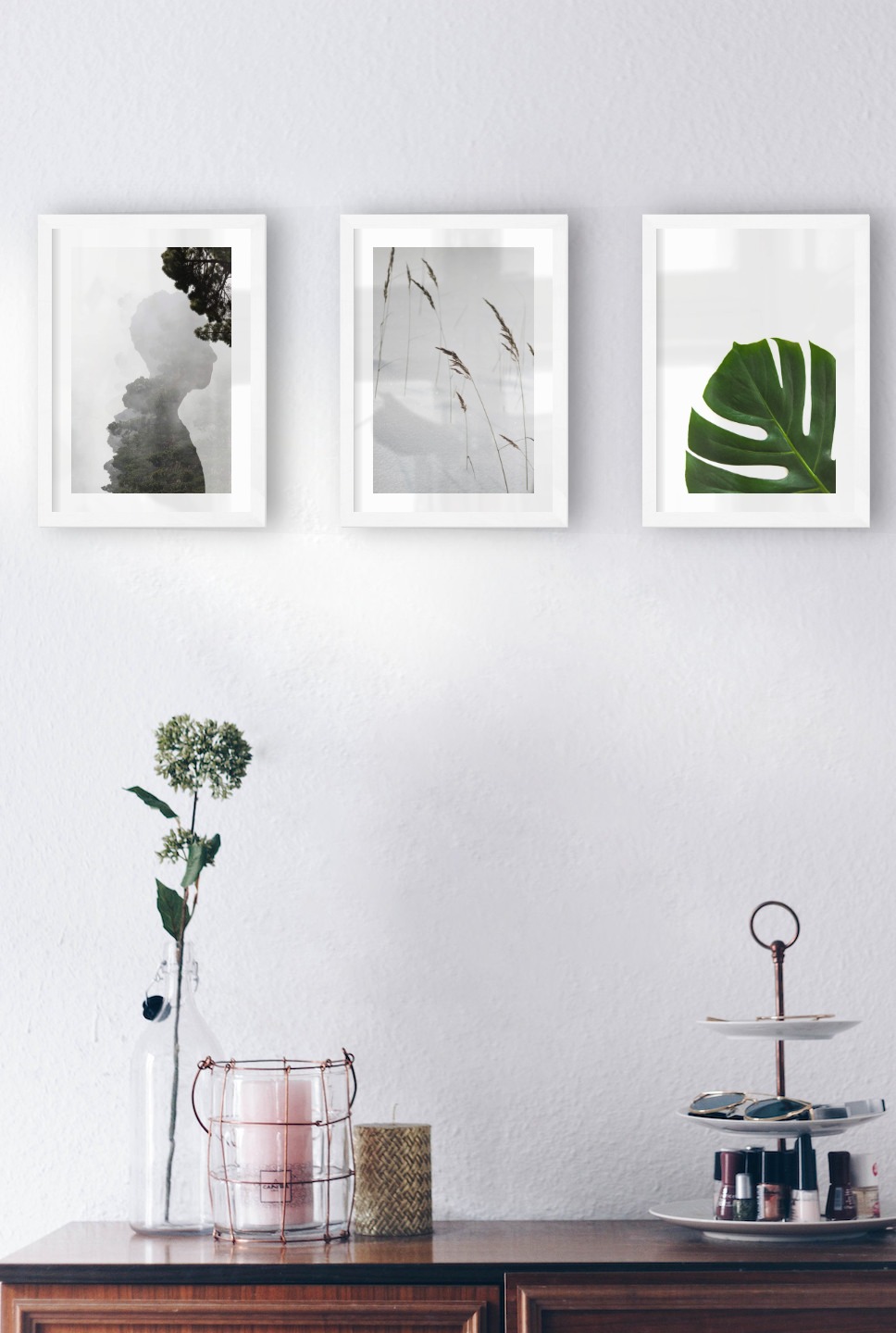 Tavelvägg med ramar i vitt i storlekar 21x30 med posters med "Silhuett och träd", "Vass i snön" och "Växt"