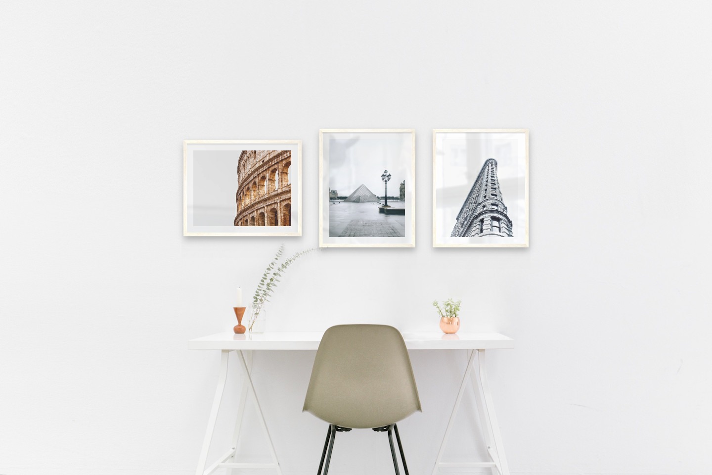Tavelvägg med ramar i ljust trä i storlekar 40x50 med posters med "Colosseum i Rom", "Louvre i Paris" och "Grå byggnad"