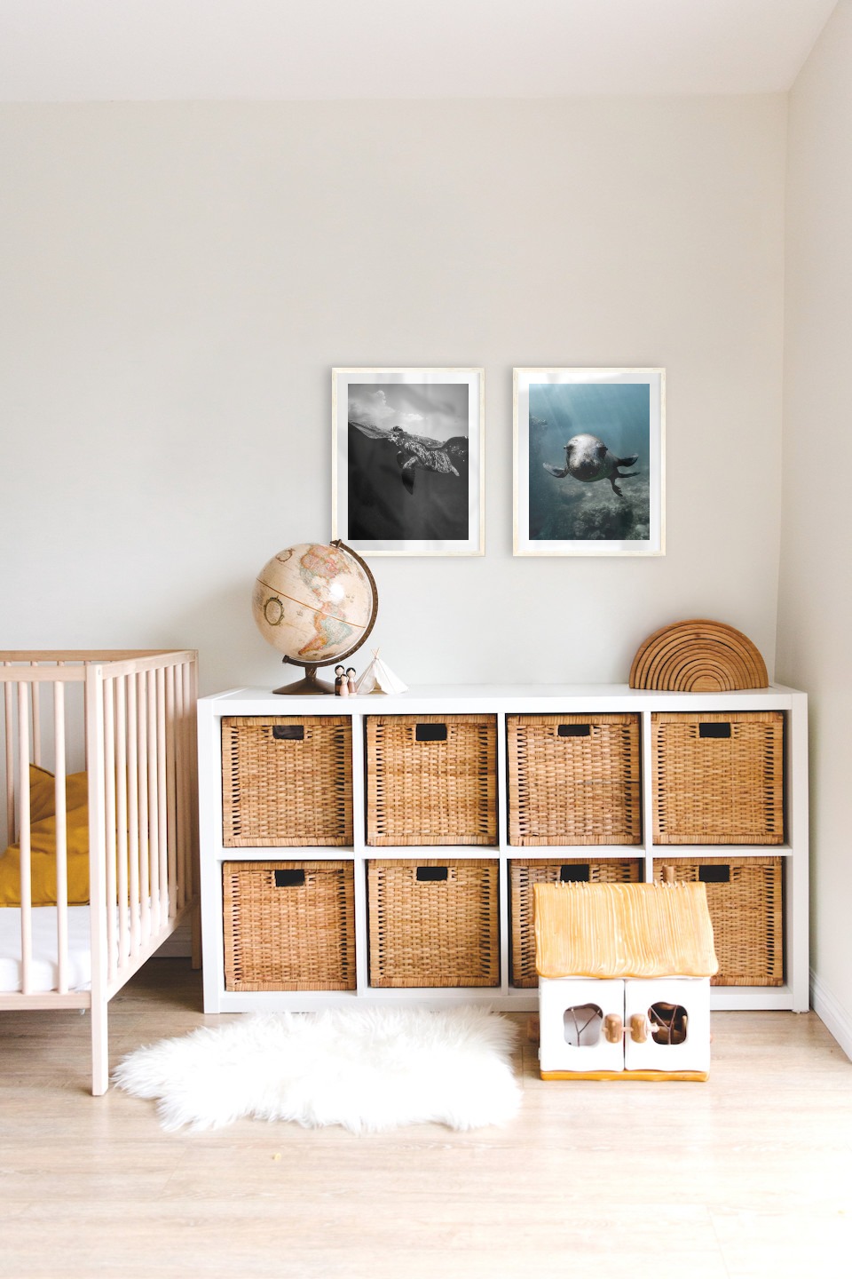 Tavelvägg med ramar i ljust trä i storlekar 40x50 med posters med "Sköldpadda" och "Säl i vattnet"