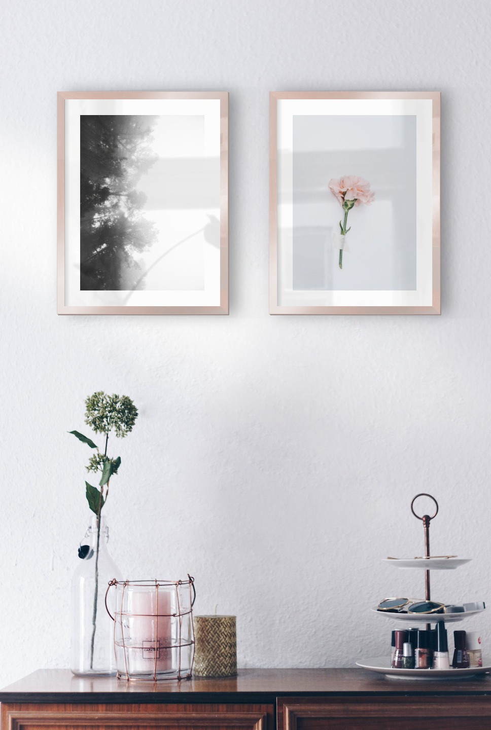 Tavelvägg med ramar i koppar i storlekar 30x40 med posters med "Dimmiga trätoppar från sidan" och "Rosa blomma"