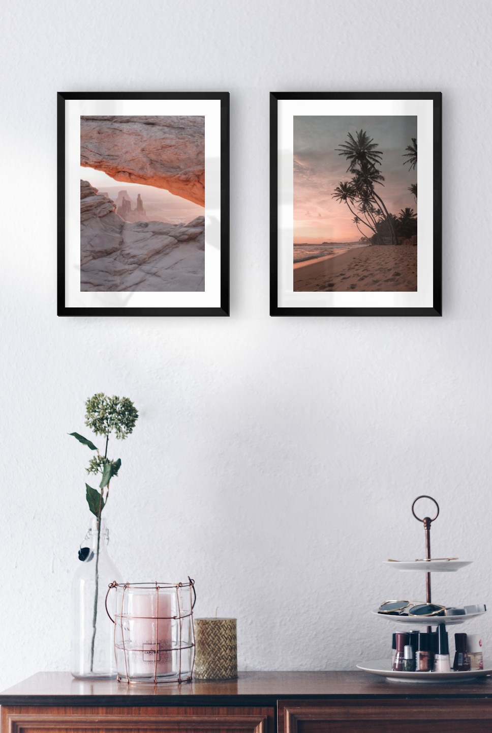Tavelvägg med ramar i svart i storlekar 30x40 med posters med "Utsikt mellan klippor" och "Strand i solnedgång"