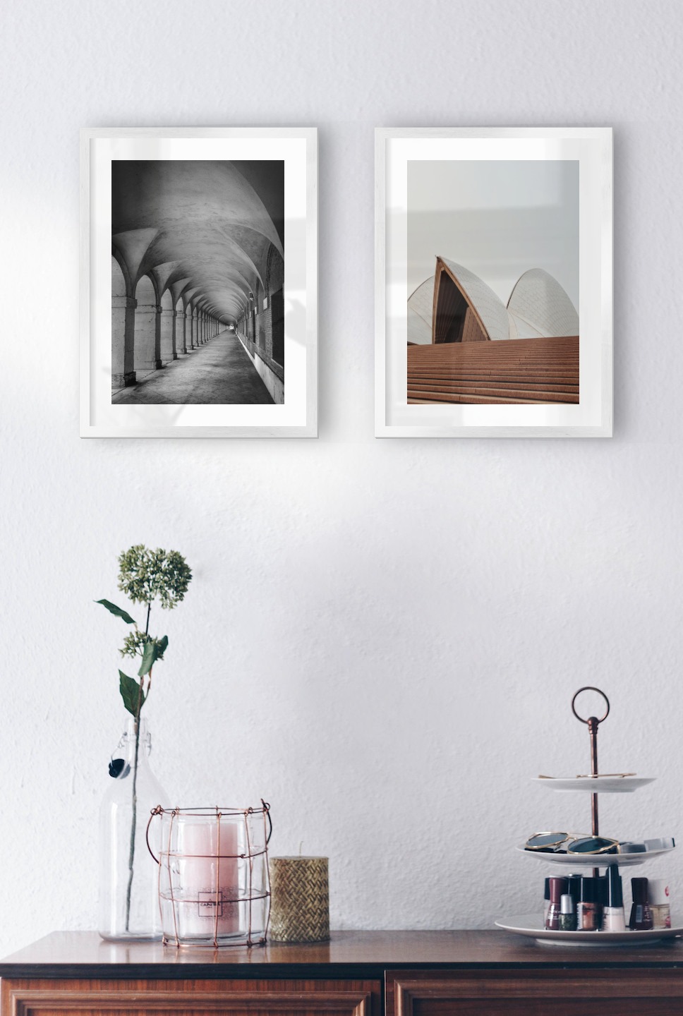 Tavelvägg med ramar i silver i storlekar 30x40 med posters med "Gång med pelare och valv" och "Operahuset i Sydney"