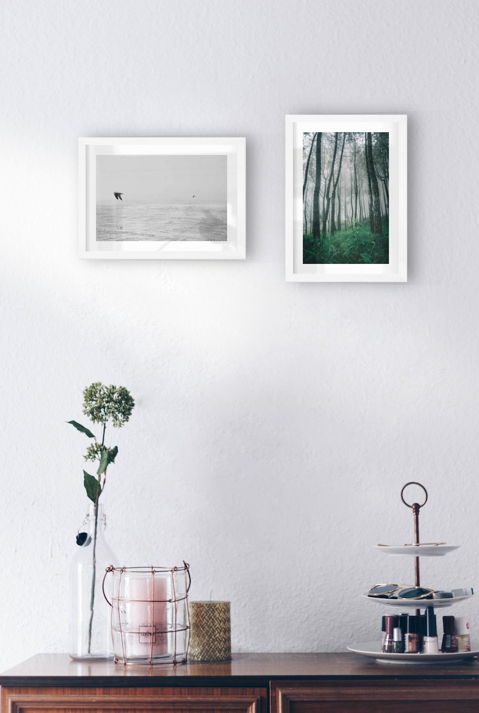 Tavelvägg med ramar i vitt i storlekar 21x30 med posters med "Fåglar över havet" och "Höga träd"
