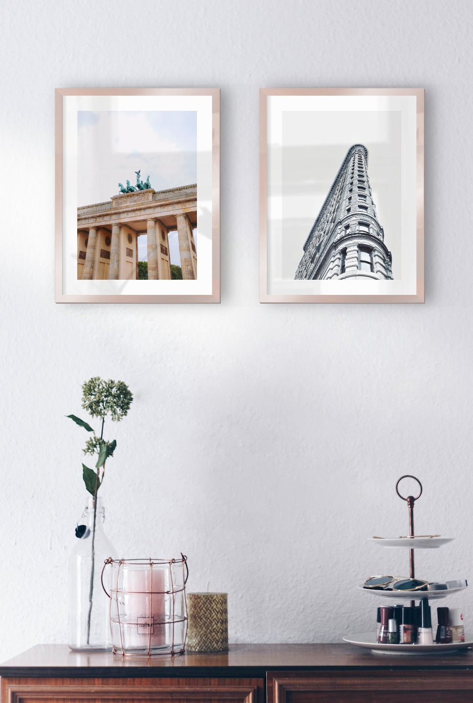 Tavelvägg med ramar i koppar i storlekar 30x40 med posters med "Berlin" och "Grå byggnad"