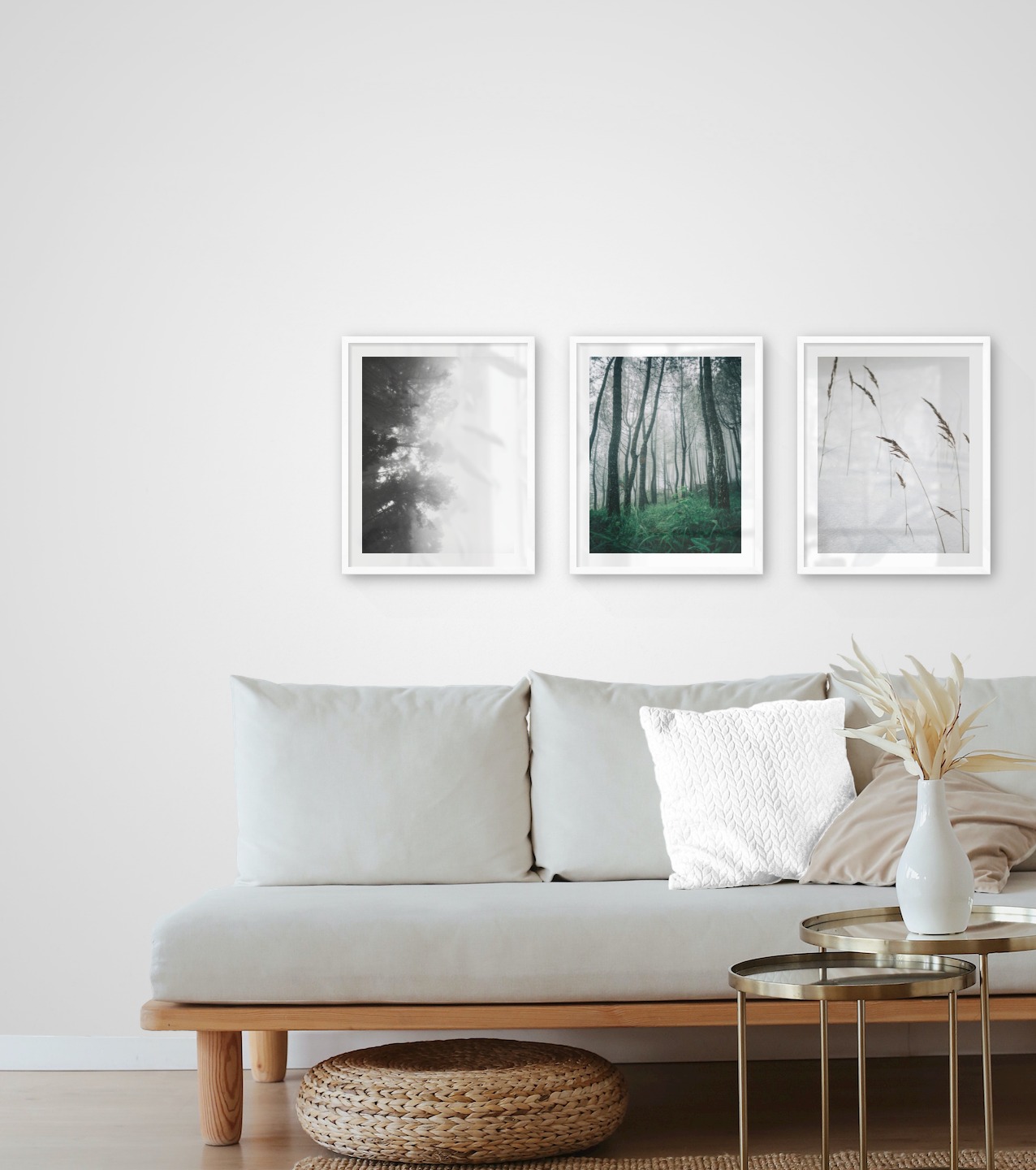 Tavelvägg med ramar i vitt i storlekar 40x50 med posters med "Dimmiga trätoppar från sidan", "Höga träd" och "Vass i snön"