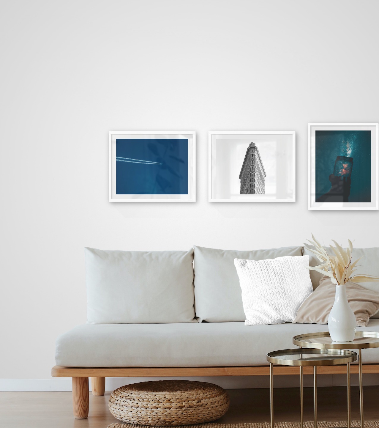 Tavelvägg med ramar i vitt i storlekar 40x50 med posters med "Flygplan i luften", "Trekantig byggnad" och "Burk framför rymden"