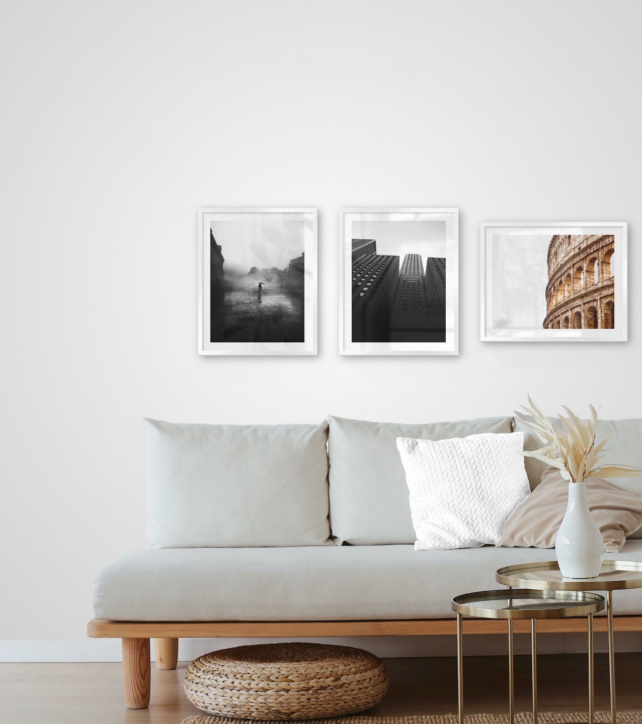 Tavelvägg med ramar i silver i storlekar 40x50 med posters med "Regnig stad", "Höga byggnader" och "Colosseum i Rom"