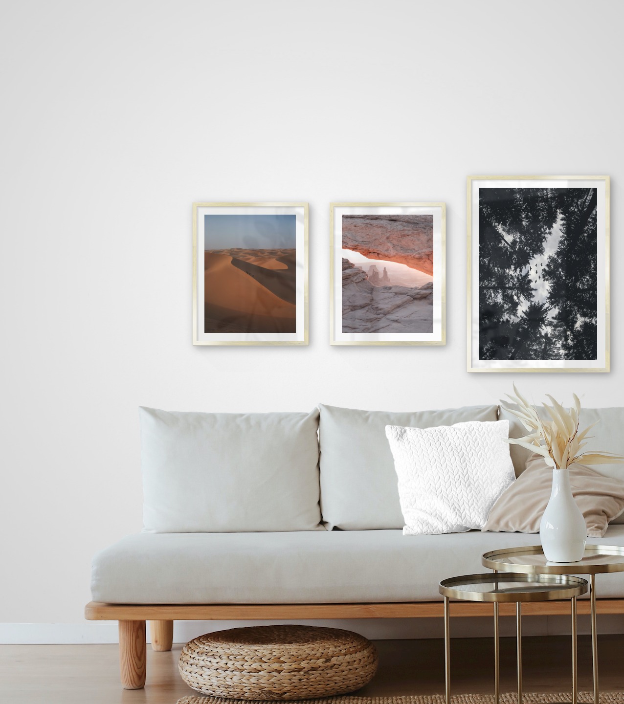 Tavelvägg med ramar i guld i storlekar 40x50 och 50x70 med posters med "Öken", "Utsikt mellan klippor" och "Trätoppar och fåglar"